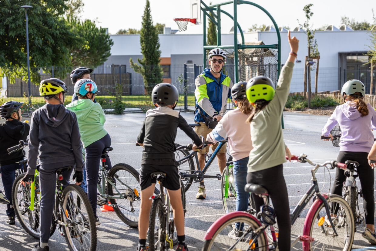 Exercices de maniabilité à vélo avec les CM2 de l'école Gustave Roch à Aigrefeuille Crédit Photo : William Jezequel