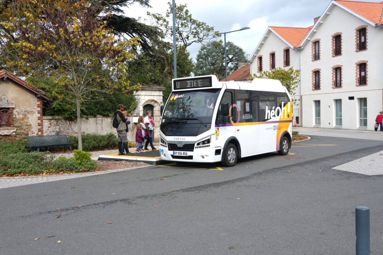 Passagers prenant la ligne de bus en gare de Clisson