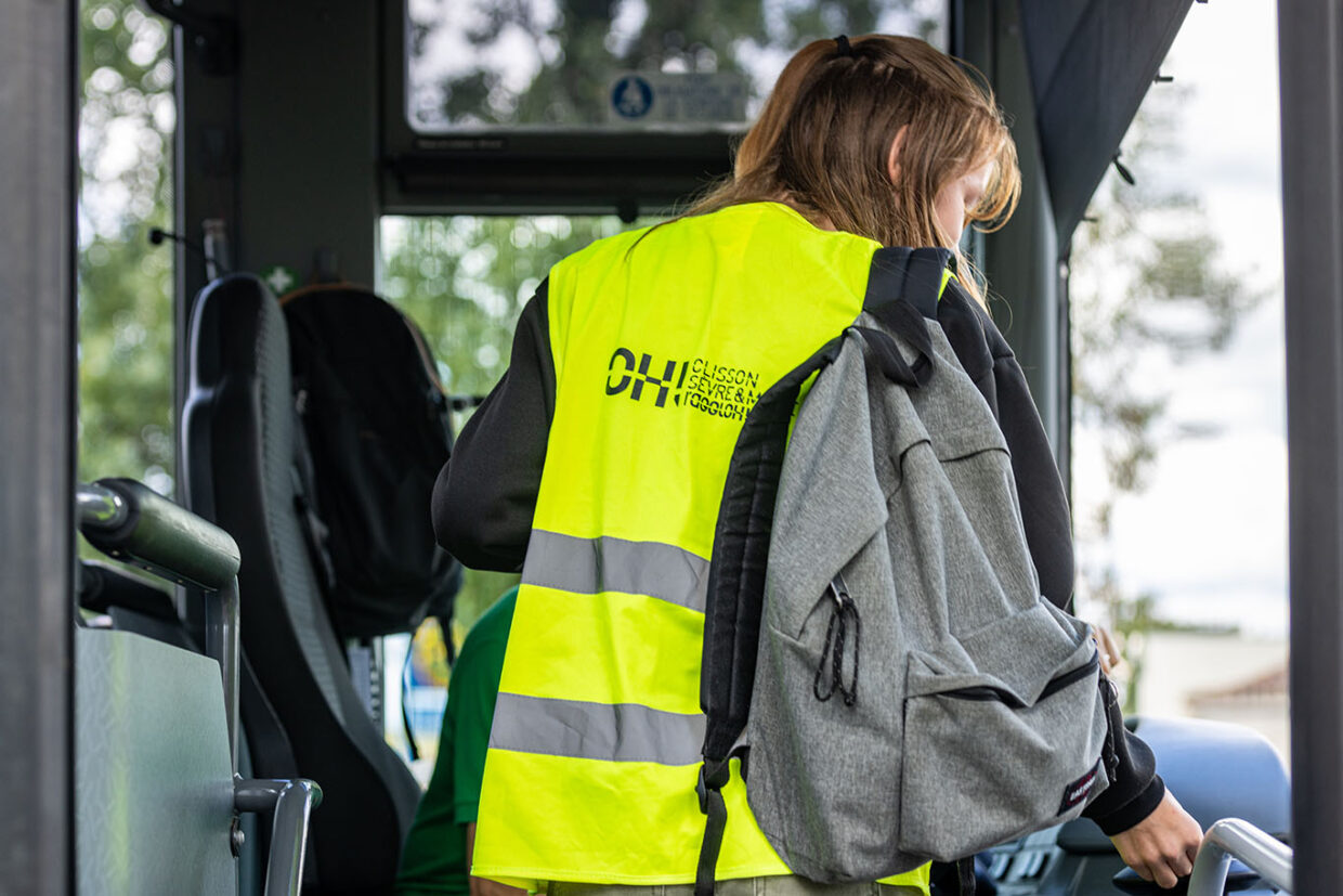 Adolescente montant dans un car du transport scolaire et badgeant sa carte