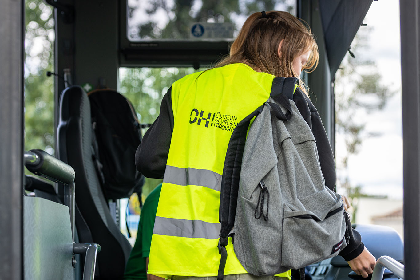 Adolescente montant dans un car du transport scolaire et badgeant sa carte