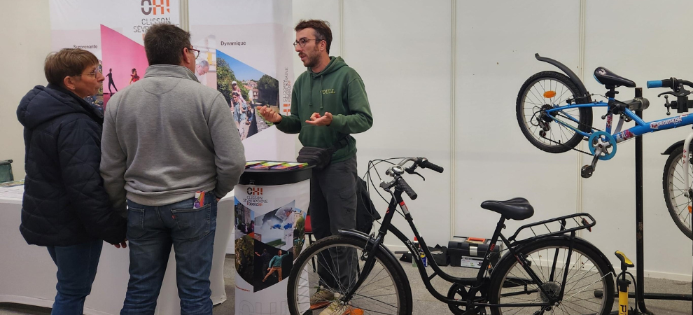 Atelier de réparation de vélo par l'association La Solid'